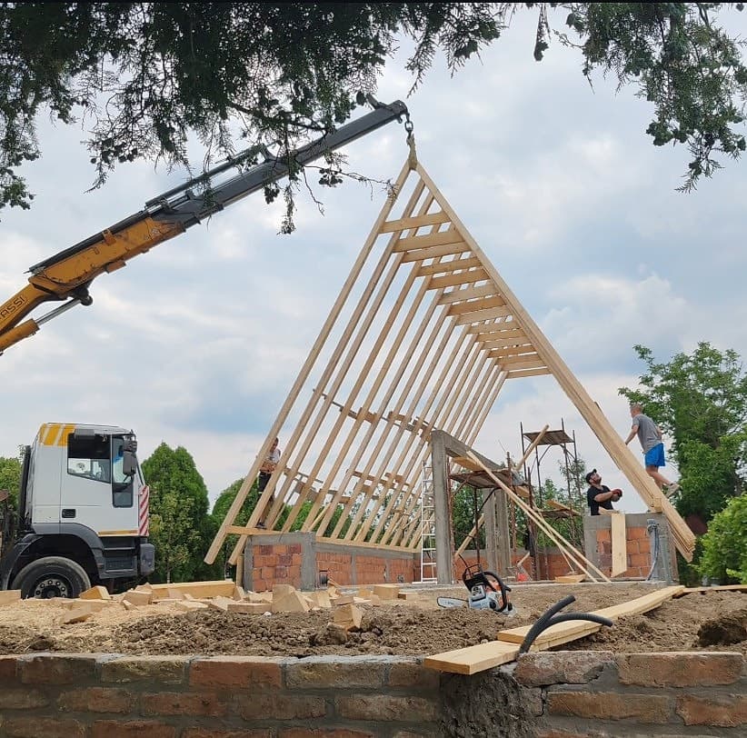 Podizanje drvene A-Frame konstrukcije na gradilištu