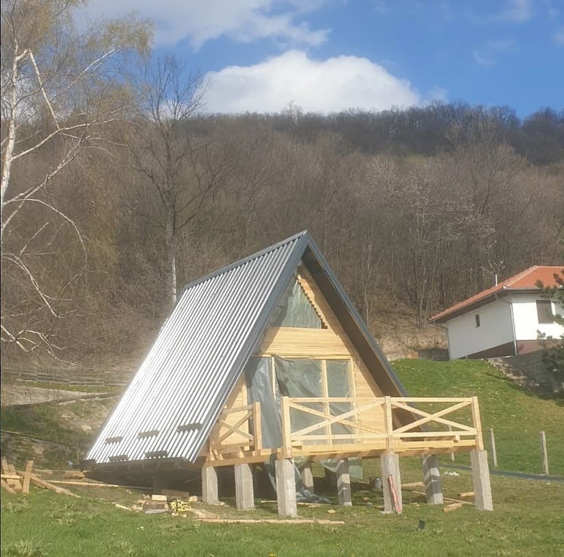 Montaža krovne konstrukcije A-Frame objekta